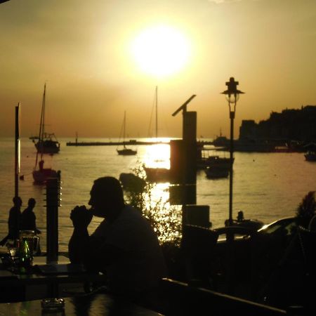 Steinhaus Mit Terrasse Lägenhet Rovinj Exteriör bild