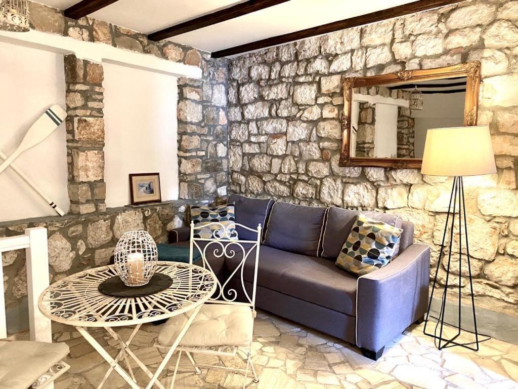Steinhaus Mit Terrasse Lägenhet Rovinj Exteriör bild