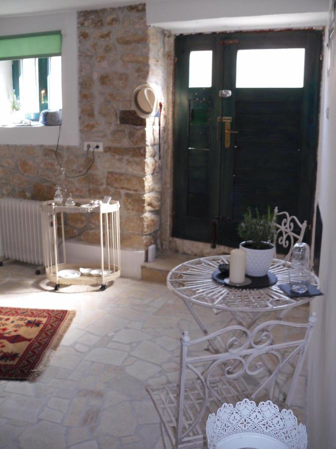 Steinhaus Mit Terrasse Lägenhet Rovinj Exteriör bild
